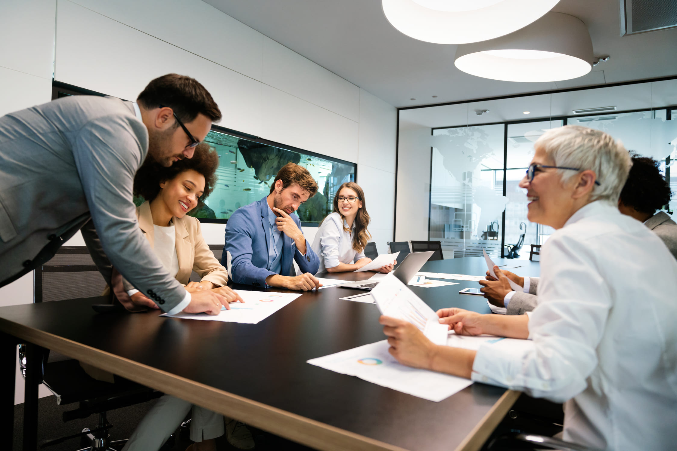 collaboration-and-analysis-by-business-people-work-2023-11-27-05-33-29-utc