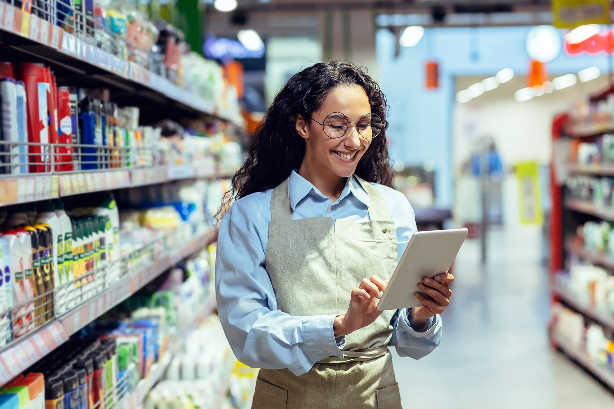 GE_Industires_Retail_latin-american-woman-seller-happy-and-smiling-uses-2022-12-15-00-41-21-utc-min
